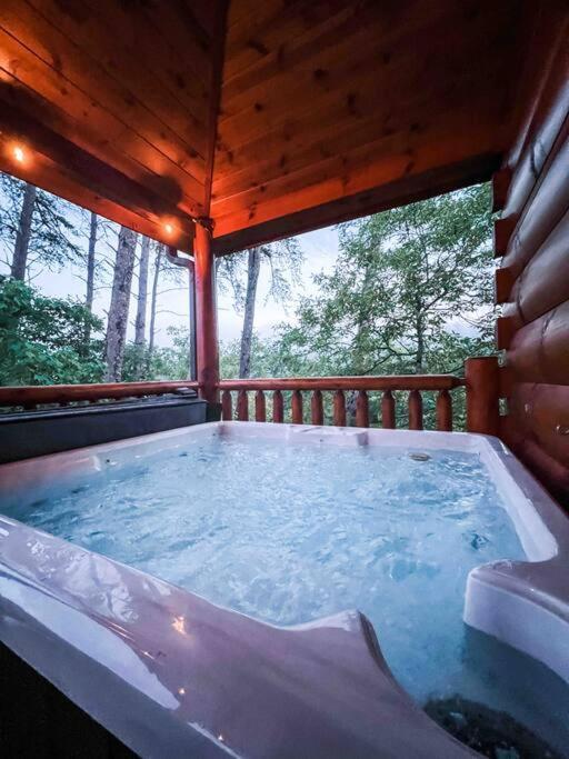 Indoor Heated Pool Hot Tub Cabin เซอเวียร์วีล ภายนอก รูปภาพ