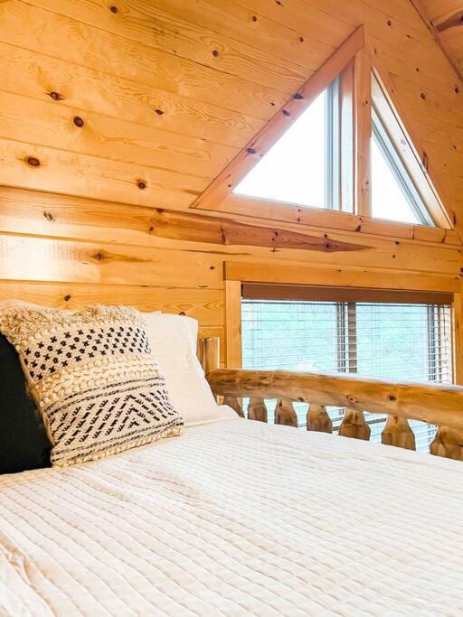 Indoor Heated Pool Hot Tub Cabin เซอเวียร์วีล ภายนอก รูปภาพ
