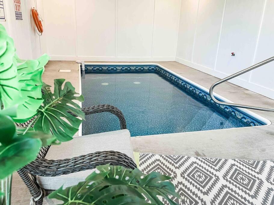 Indoor Heated Pool Hot Tub Cabin เซอเวียร์วีล ภายนอก รูปภาพ