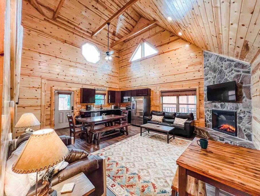 Indoor Heated Pool Hot Tub Cabin เซอเวียร์วีล ภายนอก รูปภาพ