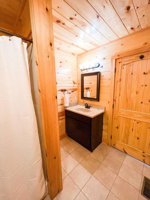 Indoor Heated Pool Hot Tub Cabin เซอเวียร์วีล ภายนอก รูปภาพ