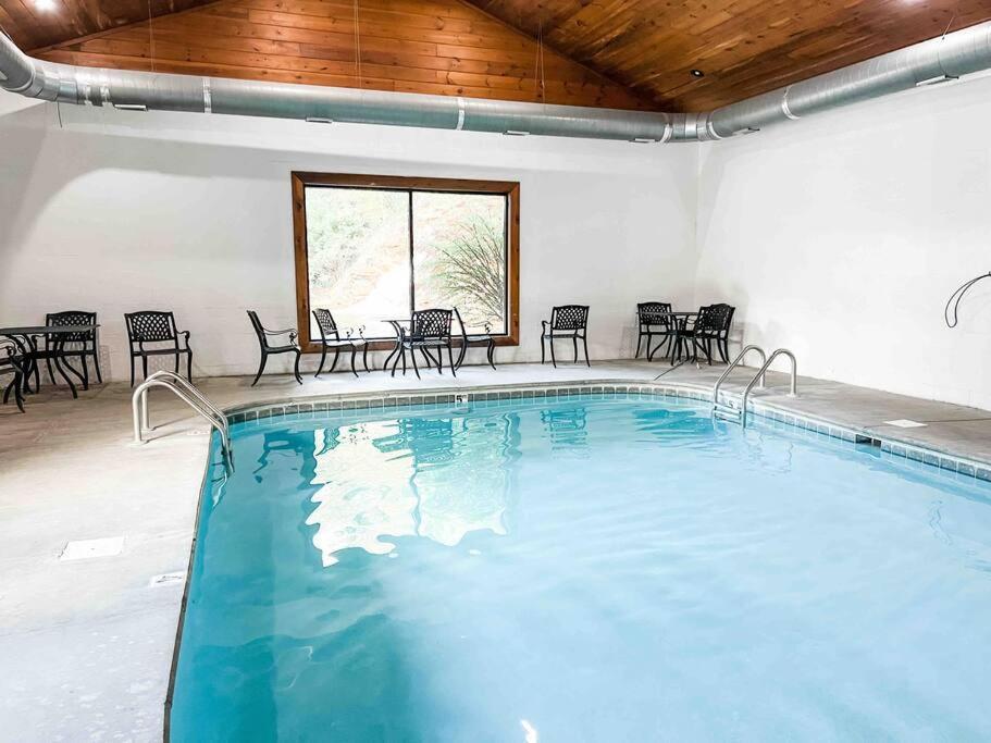Indoor Heated Pool Hot Tub Cabin เซอเวียร์วีล ภายนอก รูปภาพ