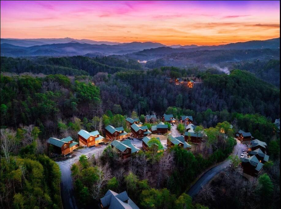Indoor Heated Pool Hot Tub Cabin เซอเวียร์วีล ภายนอก รูปภาพ